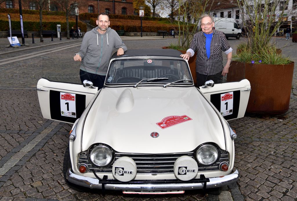Far og søn-mandskabet Lars og Simon Hjorth fra Dianalund og Middelfart kommer til start i Oresund Rally i løbets ældste bil, en Triumph TR4A fra 1966. De har vundet løbet tre gange tidligere.
(Foto: Michael Eisenberg)